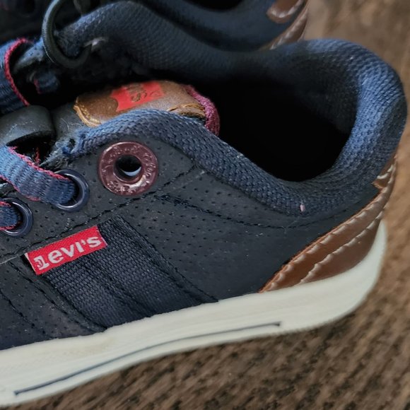 Brand new pair of Levi's baby/toddler size 5 shoes - Picture 4 of 7